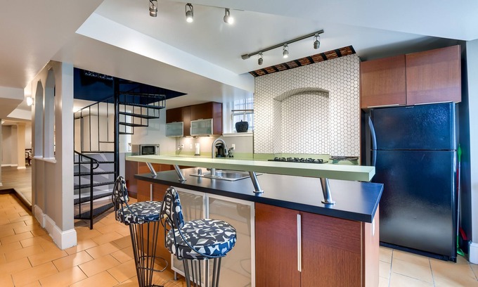 Reservoir Hill Apartment | Spacious 1890s Brownstone: Walk to Druid Hill Park