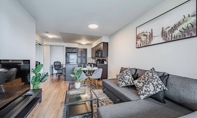 Downtown Mississauga Apartment | Spacious 1BR+1WR Apartment with Balcony