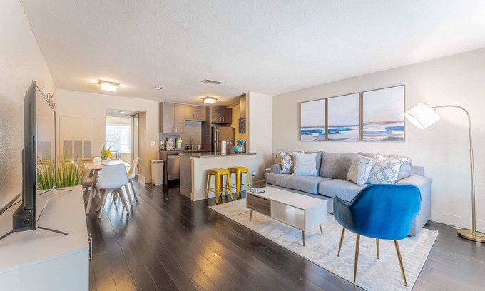 Riverside Apartment | Spacious 1BR close to Downtown w fast wifi