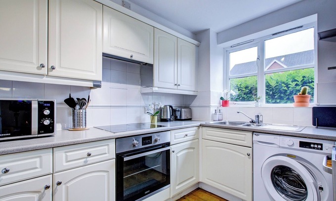 Eltham West Apartment | Spacious 2-bed Apartment, Family With Pets Welcome
