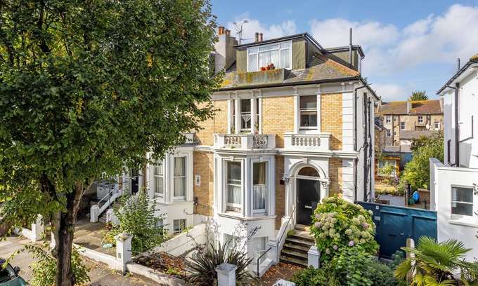 Hove Apartment | Spacious 2 bedroom apartment with beautiful garden