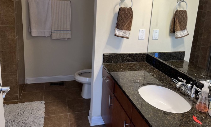 Corryville Condo | Spacious 2 bedroom condo close to University, Medical institutions and hospitals