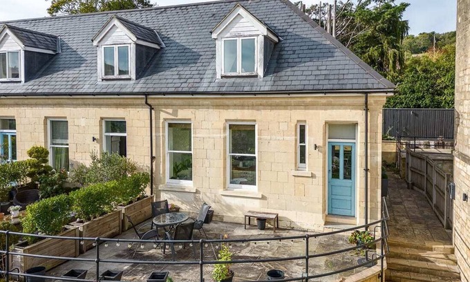Monkton Combe House | Spacious 2 Bedroom House With Stunning Views!