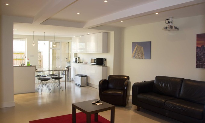 Brondesbury Park Apartment | Spacious 2 double bedroom garden flat in Queens Park, London zone 2