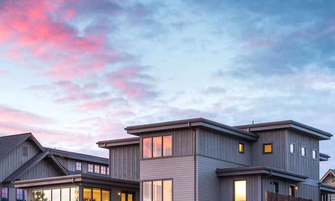 Bend House | SPACIOUS ~ 24-hr staff ~ clean + modern ~ wifi ~ parking ~ hot tub ~ firepit 🐶