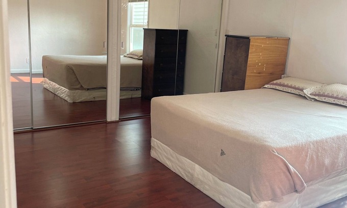 Oakland House | Spacious 2Bedroom House 1Bath in the Heart of the Bay. Minutes from attractions.