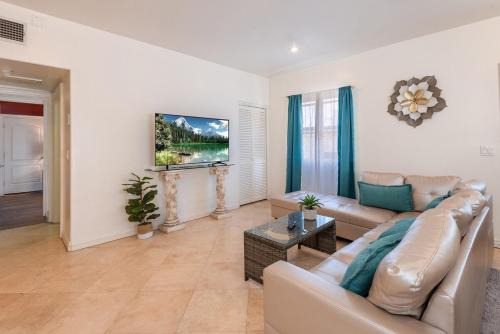 Beverly Hills Apartment | Spacious 2BR Apartment with Full Kitchen & Dining In Beverly Hills