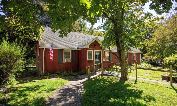 Norwichtown Cottage | Spacious 2BR Norwich Cottage with seasonal pool