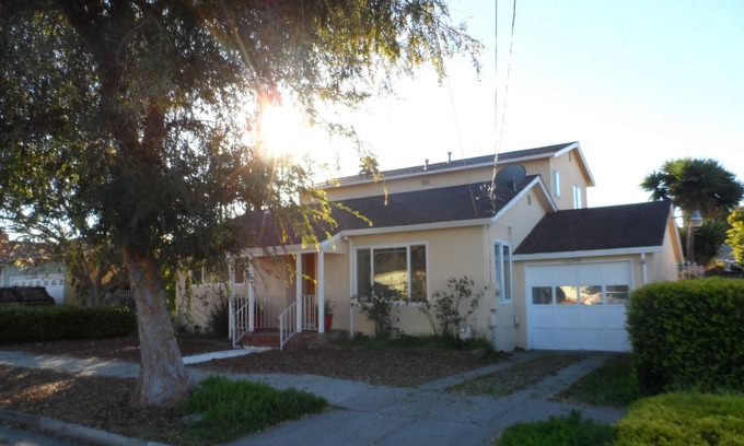 North and East House | Spacious 2brm /2BA first floor of a two story house