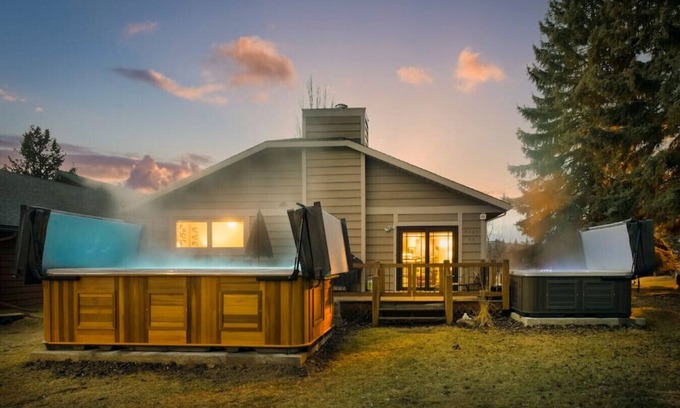 East Kootenay House | SPACIOUS 3,000 sq2 Luxury Home | PRIVATE Pool & Hot Tub | STEPS to Kinsmen Beach