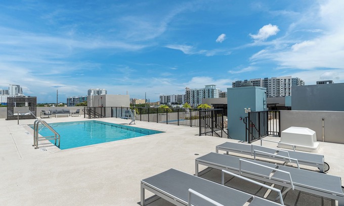 Little Ranches Apartment | Spacious 3-bedroom apartment with AC, fitness room in delightful Hollywood