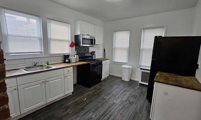 Lower Vailsburg Apartment | Spacious 3-bedroom apartment with WiFi, AC in charming Irvington