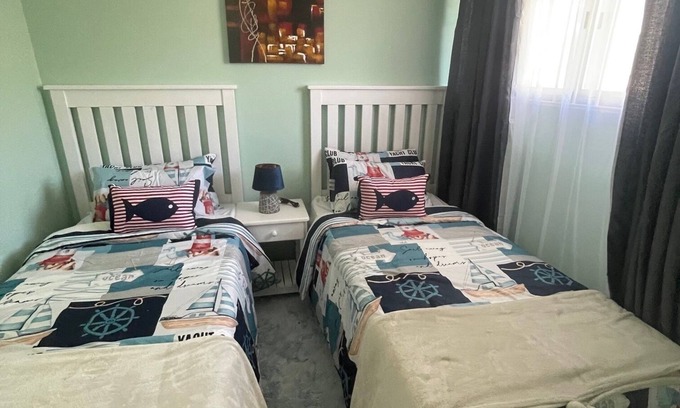 Margate Apartment | Spacious 3-bedroom apartment right on the beach in beautiful Margate with WiFi