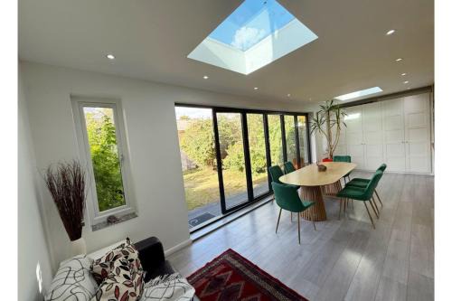 Brownswood Apartment | Spacious 3-Bedroom House with Garden and Parking