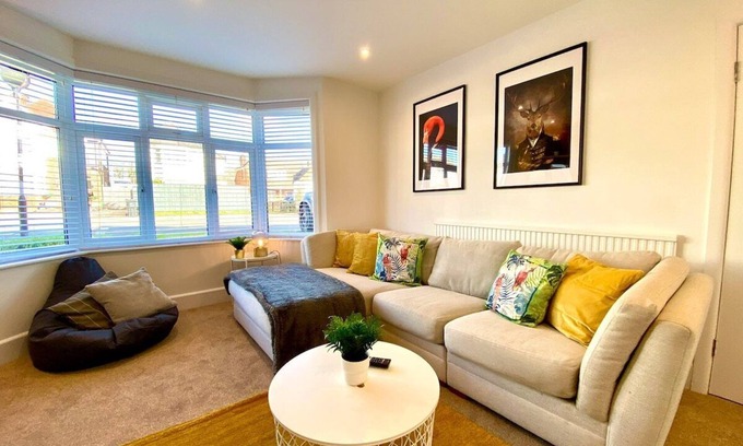 Poole House | Spacious 3 Bedroom Poole House