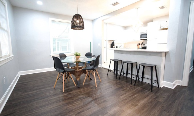 Lakeshore South House | Spacious 3 Bedroom Home w/Screened In Outdoor Patio