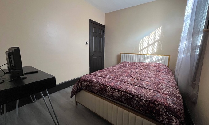Spruce Hill Apartment | Spacious 3-bedroom apartment with WiFi, AC in marvelous Philadelphia
