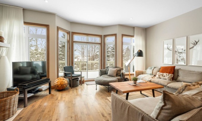 Mont-Tremblant House | Spacious 3-Story Golfside Townhouse with Pool Access – Aiglon 1614