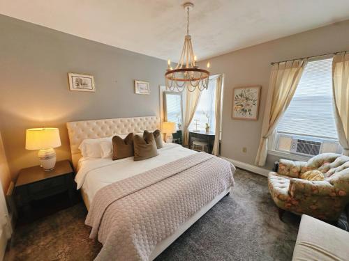 Wayland Apartment | Spacious 3B1B Fully Equipped Kitchen walk to Brown and RISD