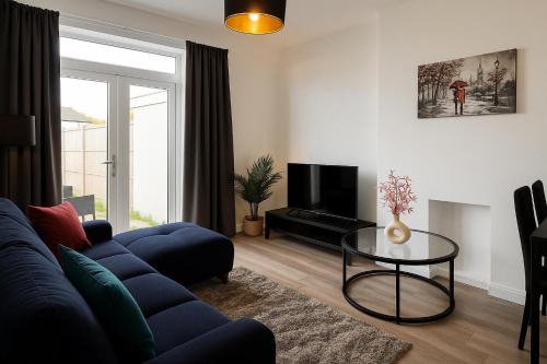 Merton Apartment | Spacious 3Bedroom Duplex near Wimbledon with free Parking & private Garden contractors