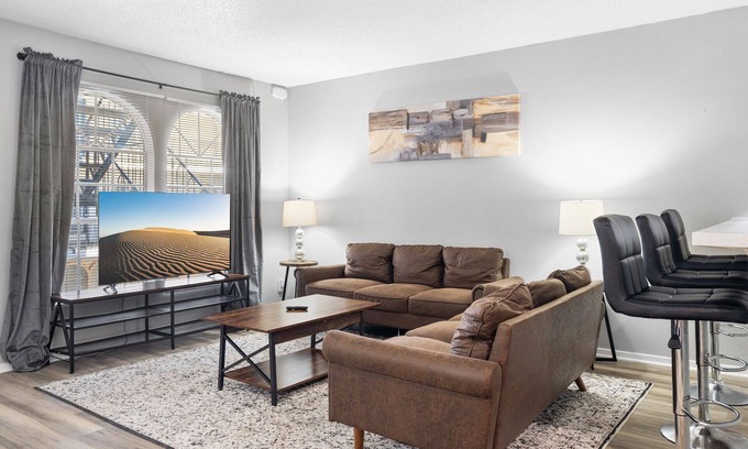 North University Apartment | Spacious 3BR/2BA next to UT 8663
