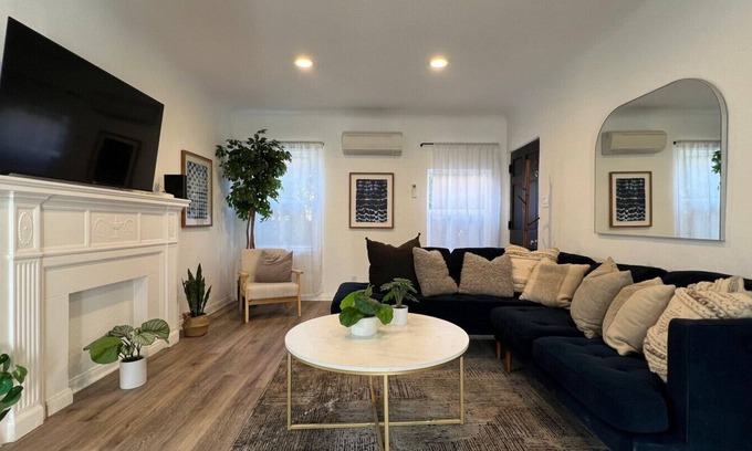 Palms House | Spacious 3BR/3BA Home Private Yard in Culver City