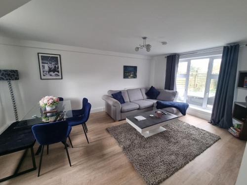 Kennington House | Spacious 3BR Home with Large Garden - Ashford, Kent