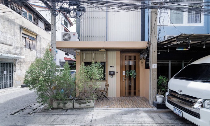 Khlong Ton Sai House | Spacious 3BR Townhouse by Icon Siam – Near River & Pier, Family Stay for 6