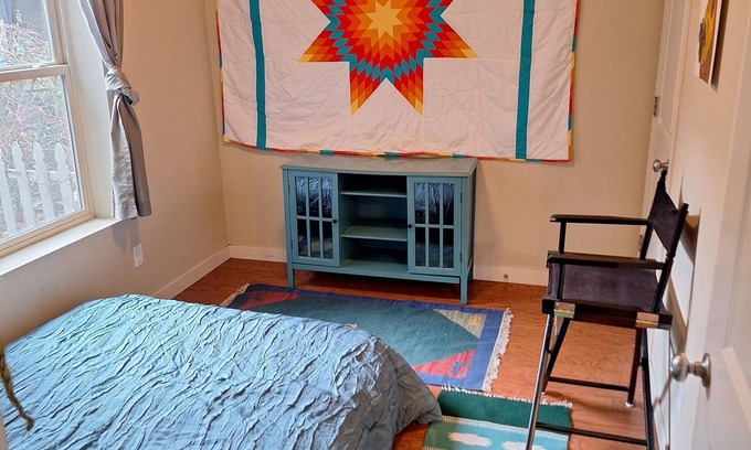 McLoughlin House | Spacious 4 bdm 2 bthrm townhome close to foodcarts and hospital in Oregon City.