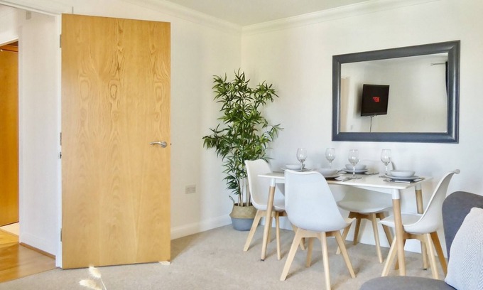 Southampton Apartment | Spacious 4-Bed, 2-Bath Home Near General Hospital with Free Parking