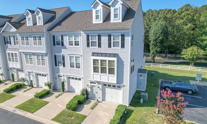 Long Neck House | Spacious 4-bed 3.5-bath Townhome in Long Neck with AC, Swimming Pool & Game Room