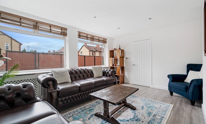 Manchester House | Spacious 4 Bed Hidden Gem | Pass The Keys