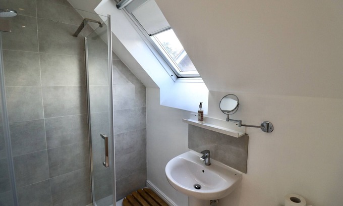Bracknell Ski Chalet | Spacious 4-Bed Home in Bracknell