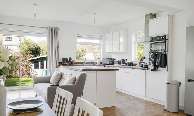 Chelmsford House | Spacious 4 Bed Home | Sleeps 8-10