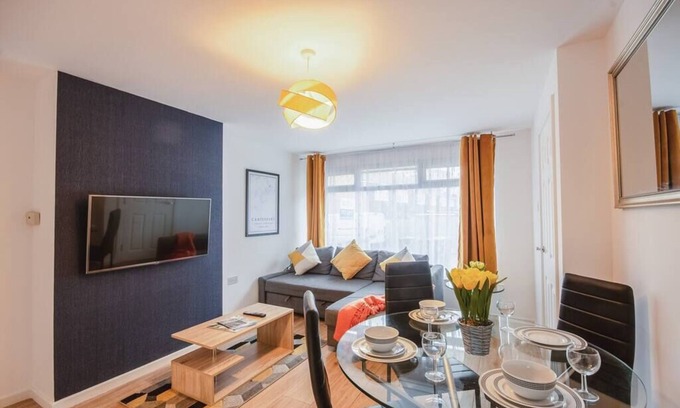 Canterbury House | Spacious 4 Bed House, City Centre -w/Parking