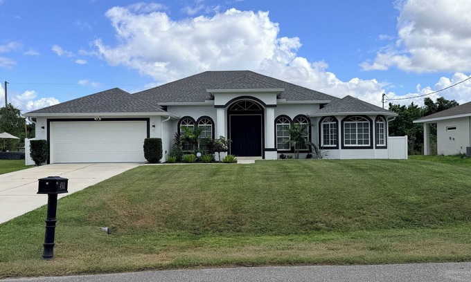 North Port House | Spacious 4-bedroom house with pool, close to beaches, shopping and restaurants