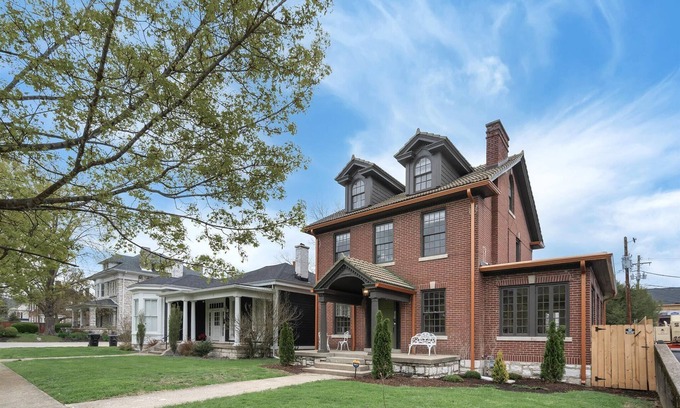 Frankfort House | Spacious 4-bedroom house w/backyard in the center of Bourbon country