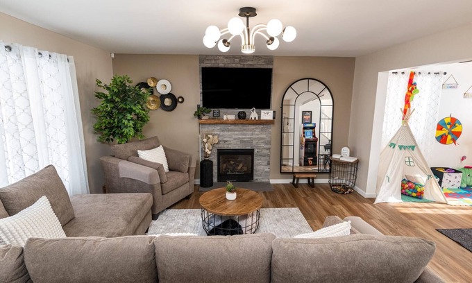 Tobyhanna House | Spacious 4-bedroom house in charming Pocono Mountains WiFi, AC, Golf, Game room