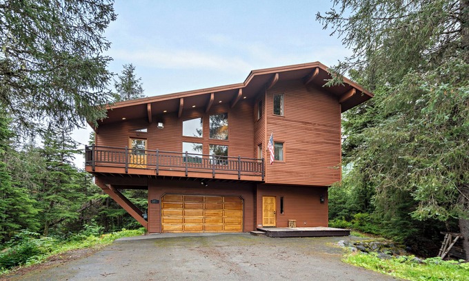Alyeska House | Spacious 4-bedroom house located on a quiet street with amazing views.