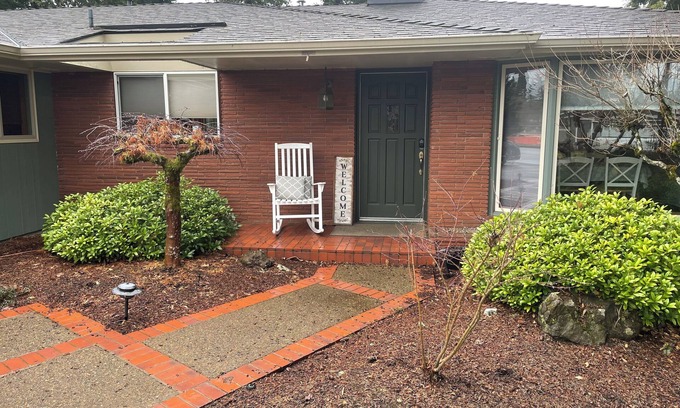 Stayton House | Spacious 4-bedroom house in quaint historic Stayton with AC, Family Friendly!