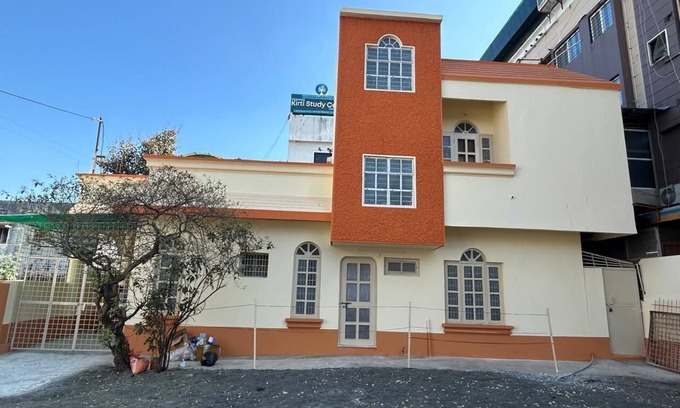 Ujjain House | Spacious 4 Bedroom House with parking in heart of city