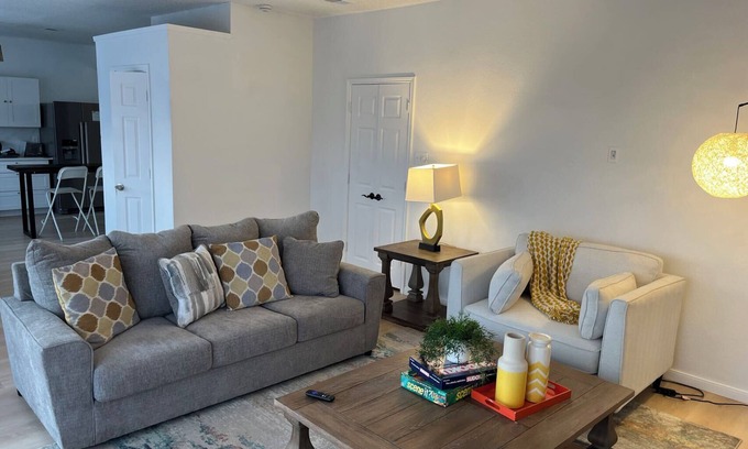 Irving House | Spacious 4-bedroom house in peaceful Irving with WiFi, AC, Keyak fun