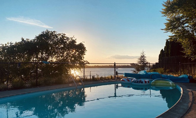 Moses Lake House | Spacious 4 bedroom lakefront house: with private dock and pool.