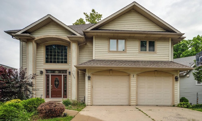 Lake Shangrila House | Spacious 4-bedroom Lake house with fitness room, sauna, optional pontoon boat