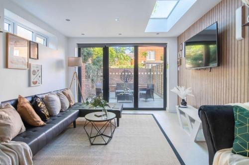 Ealing Common Apartment | Spacious 4 Bedroom Townhouse London With Garden