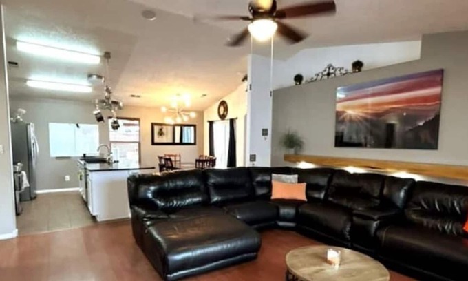 Westgate Heights House | Spacious 4 Bedroom Oasis with Pool Table, Backyard Paradise,🥶AC, and Fast WiFi!