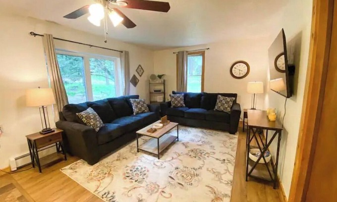 Ester House | Spacious 4 BR with theater, close to Airport