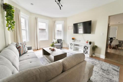 East Somerville Apartment | Spacious 4BDR 2BA Retreat near T-Station- 5 Mins to Boston