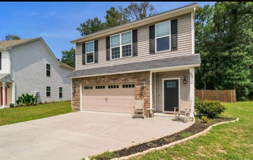 Burton House | Spacious 4Bdr house 15 Mins From Parris Island and Downtown Beaufort