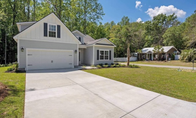 Pawleys Island House | Spacious 4BR, 3BA Pawleys Island vacation rental near beaches and top-rated golf courses like Caledonia and True Blue—ideal for coastal getaways, golf trips, and family beach vacations.